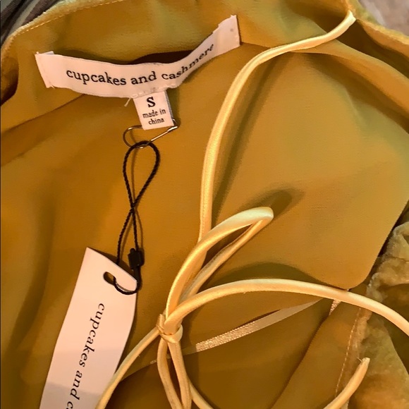 Cupcakes and cashmere velvet top size small - Picture 6 of 6